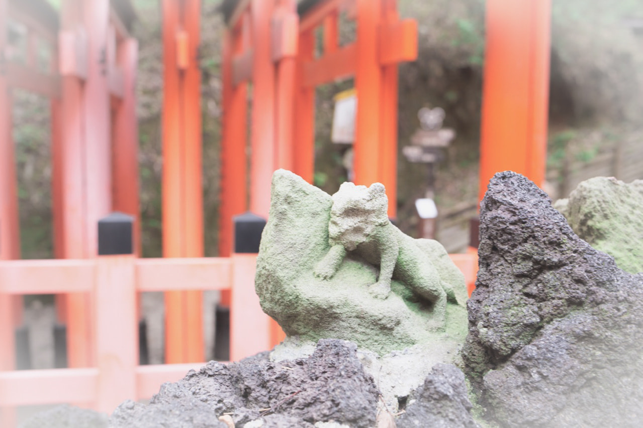 伏見稲荷大社の赤鳥居と石像。