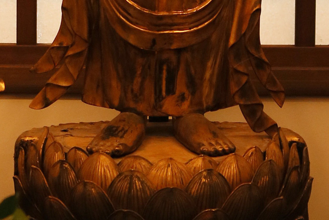 興聖寺・聖観音菩薩立像の足。右足の親指が浮いている。
