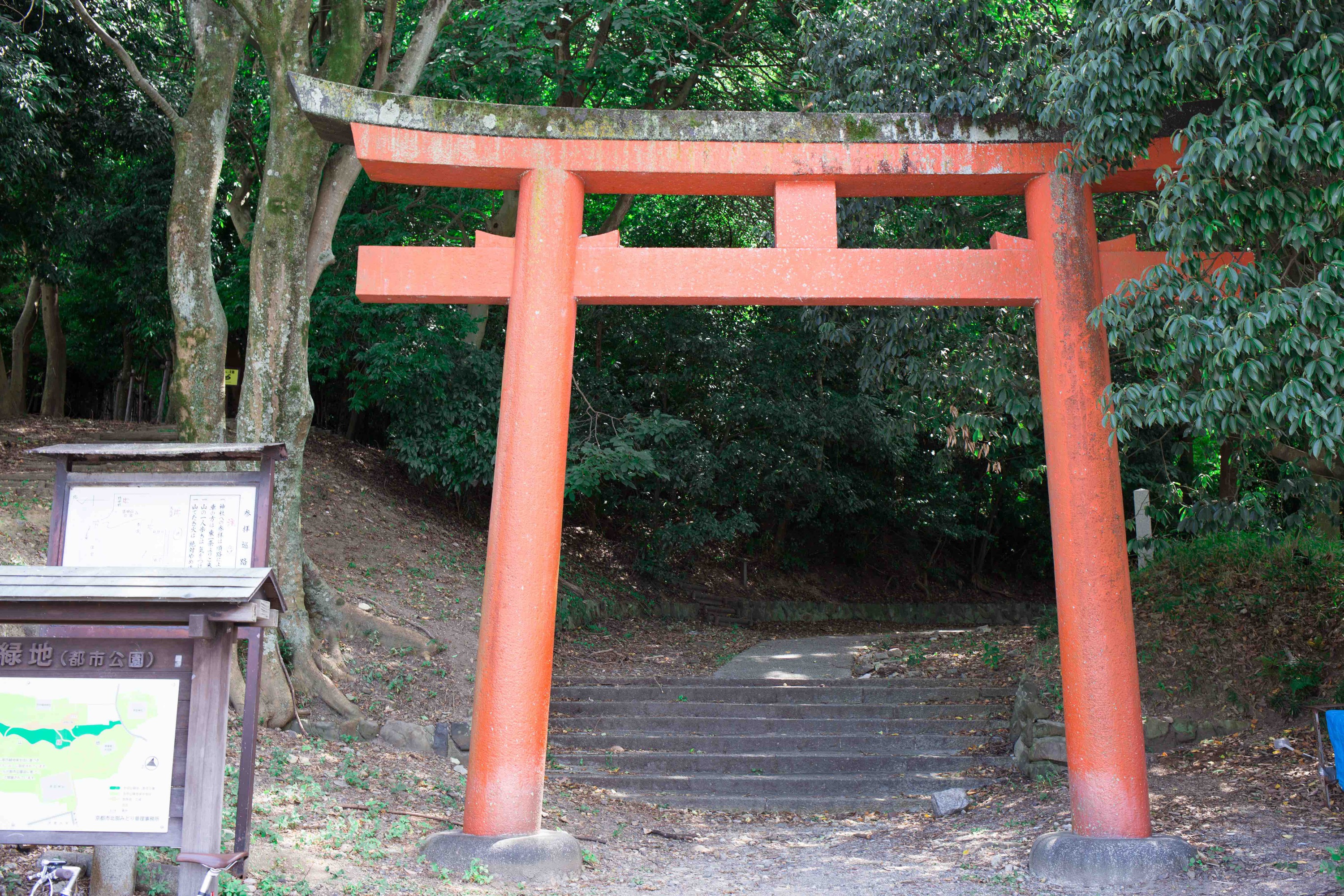 今出川通り沿いにある吉田神社鳥居