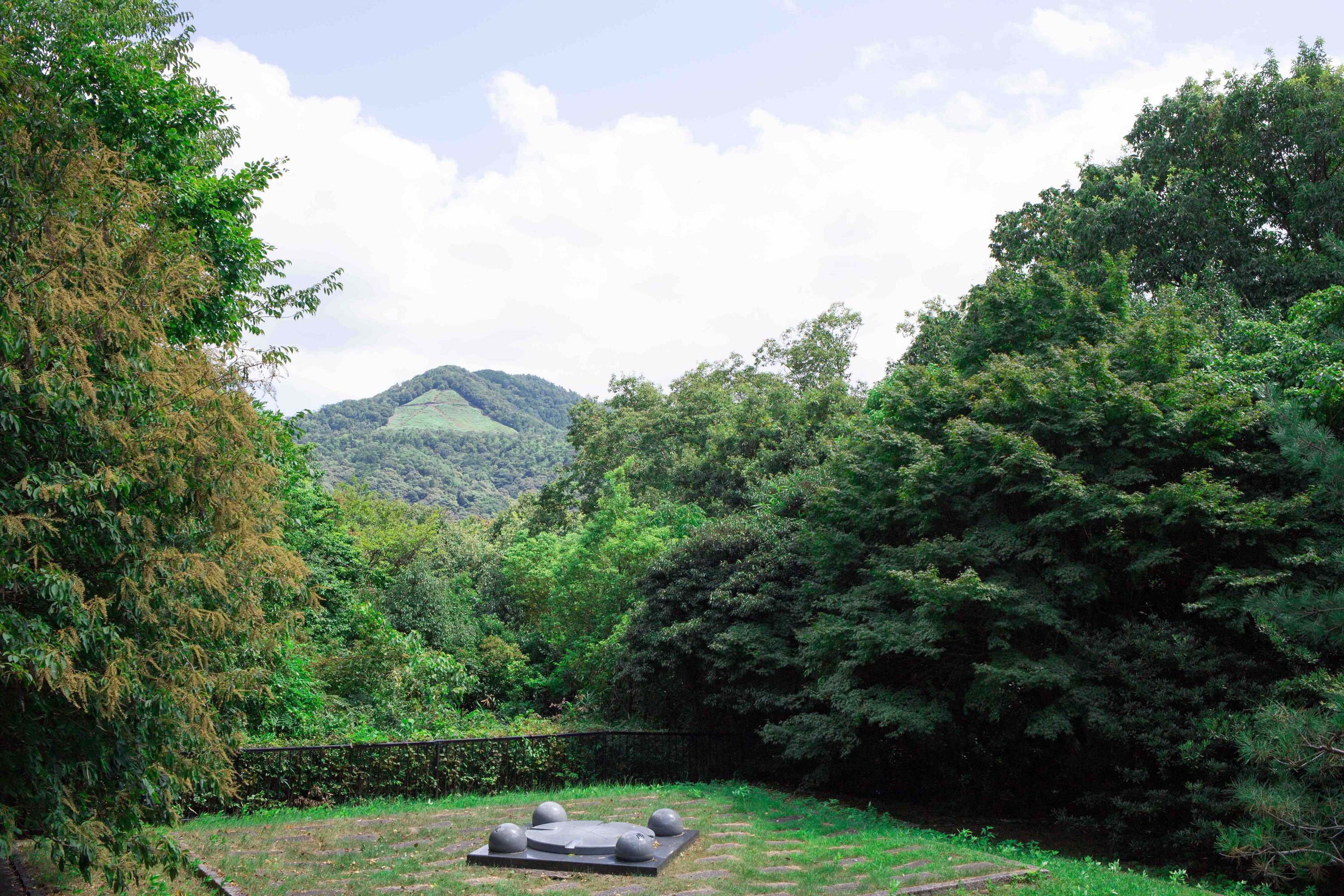 吉田山山頂から望む大文字山（如意ヶ嶽）