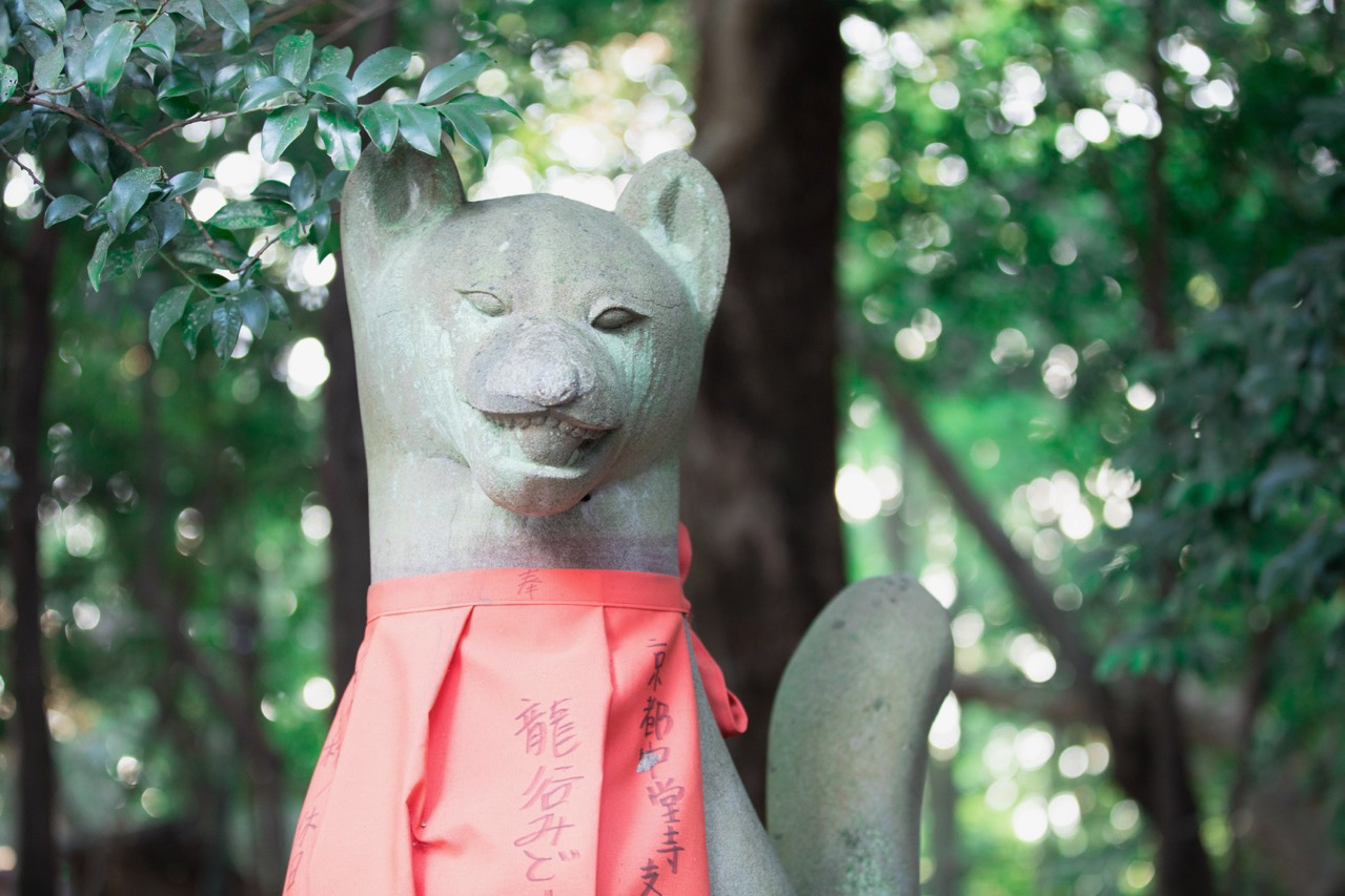 伏見稲荷の狐の石像。