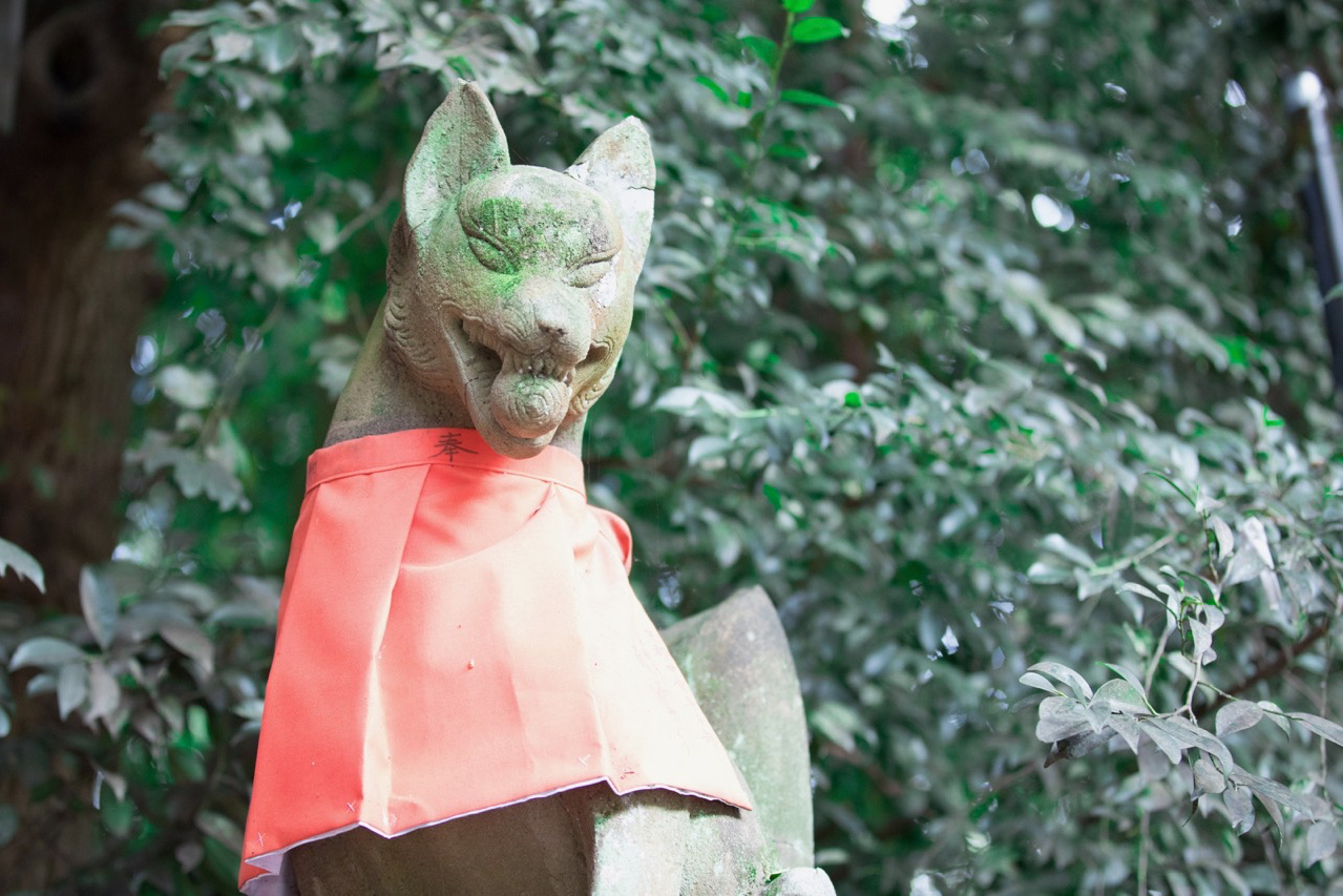 伏見稲荷の狐の石像。