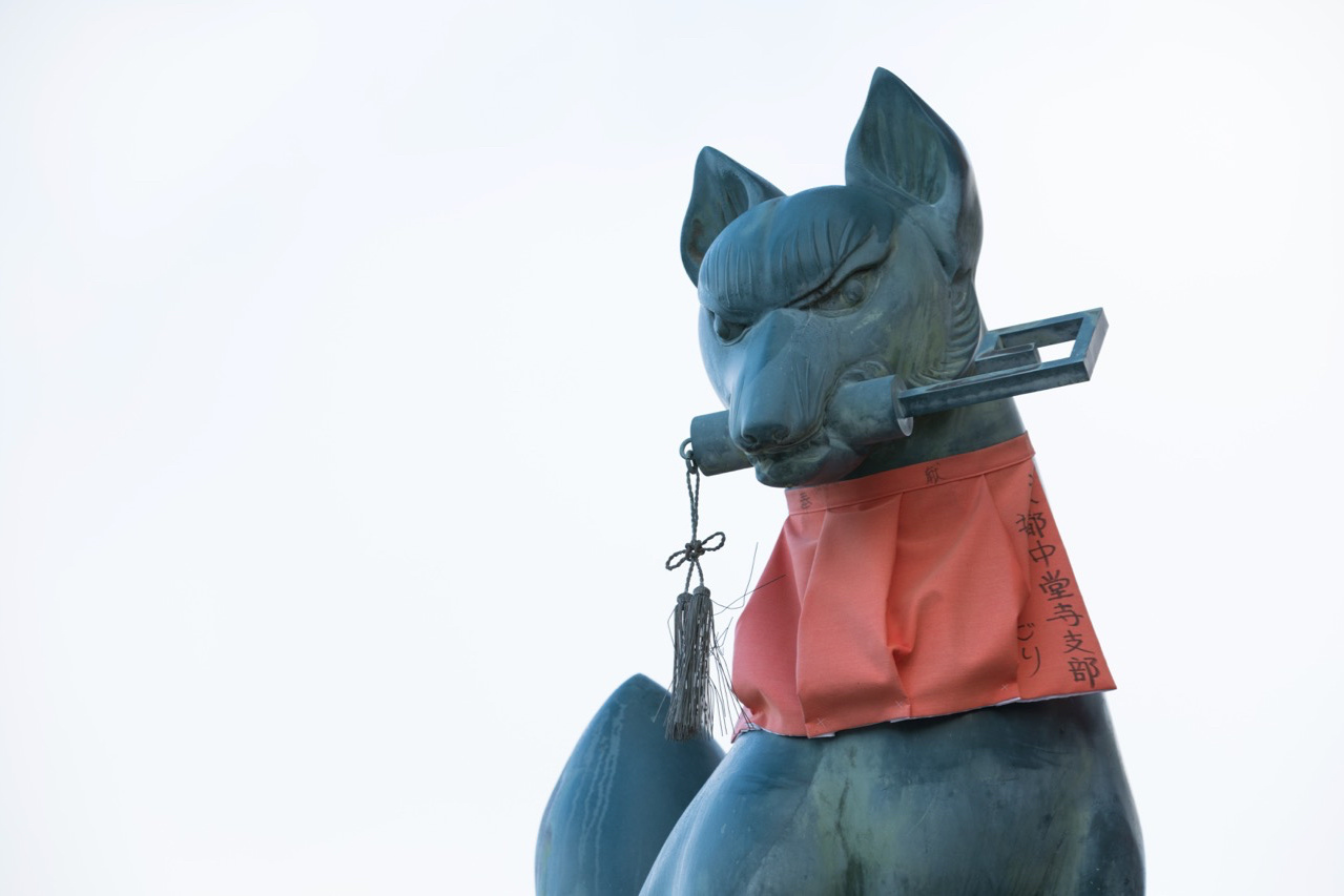 伏見稲荷の狐の石像。