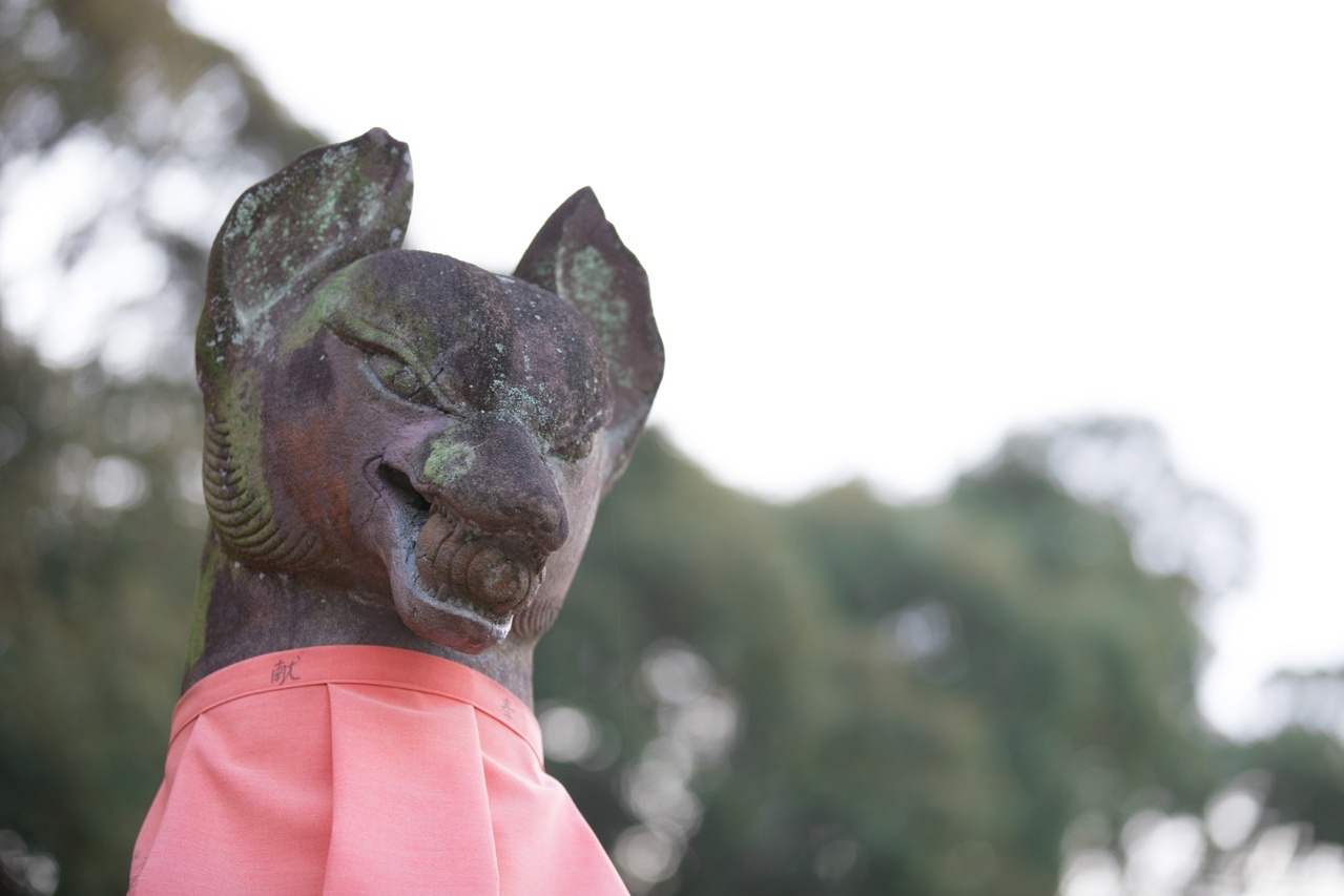 伏見稲荷の狐の石像。