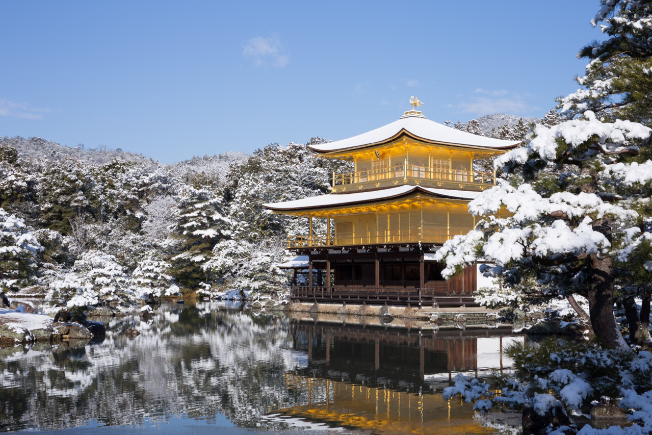 雪景色の金閣寺
